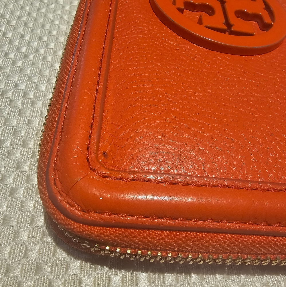 Tory Burch Zip around wallet Enamel Medallion Logo Orange Pebbled leather EUC - Picture 10 of 16